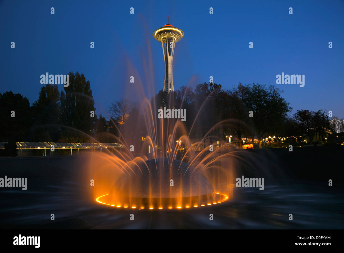 WA07879-00... WASHINGTON - Die International Fountain und Space Needle in Seattle Center in der Innenstadt von Seattle. Stockfoto