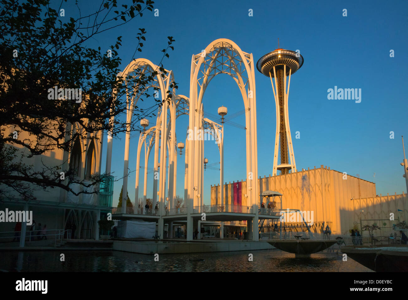 Am späten Nachmittag Licht auf die Bögen an der Pacific Science Center und Space Needle in Seattle Center in der Innenstadt von Seattle. Stockfoto