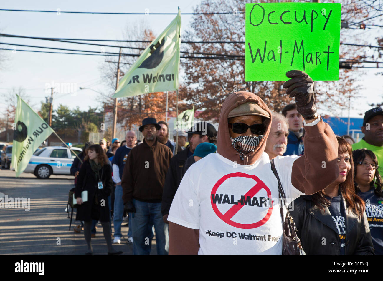 Hyattsville Maryland - Walmart Arbeiter, einige von ihnen in den Streik, Rallye mit Unterstützern außerhalb eines Unternehmens Geschäfte am schwarzen Freitag, fordern bessere Bezahlung, reguläre Arbeitszeit, bezahlbaren Gesundheitsversorgung und Respekt. Es war einer der vielen Kundgebungen in Walmart-Filialen organisiert von unserem Walmart, eine Gruppe der United Food and Commercial Workers Union angegliedert. USA. Stockfoto