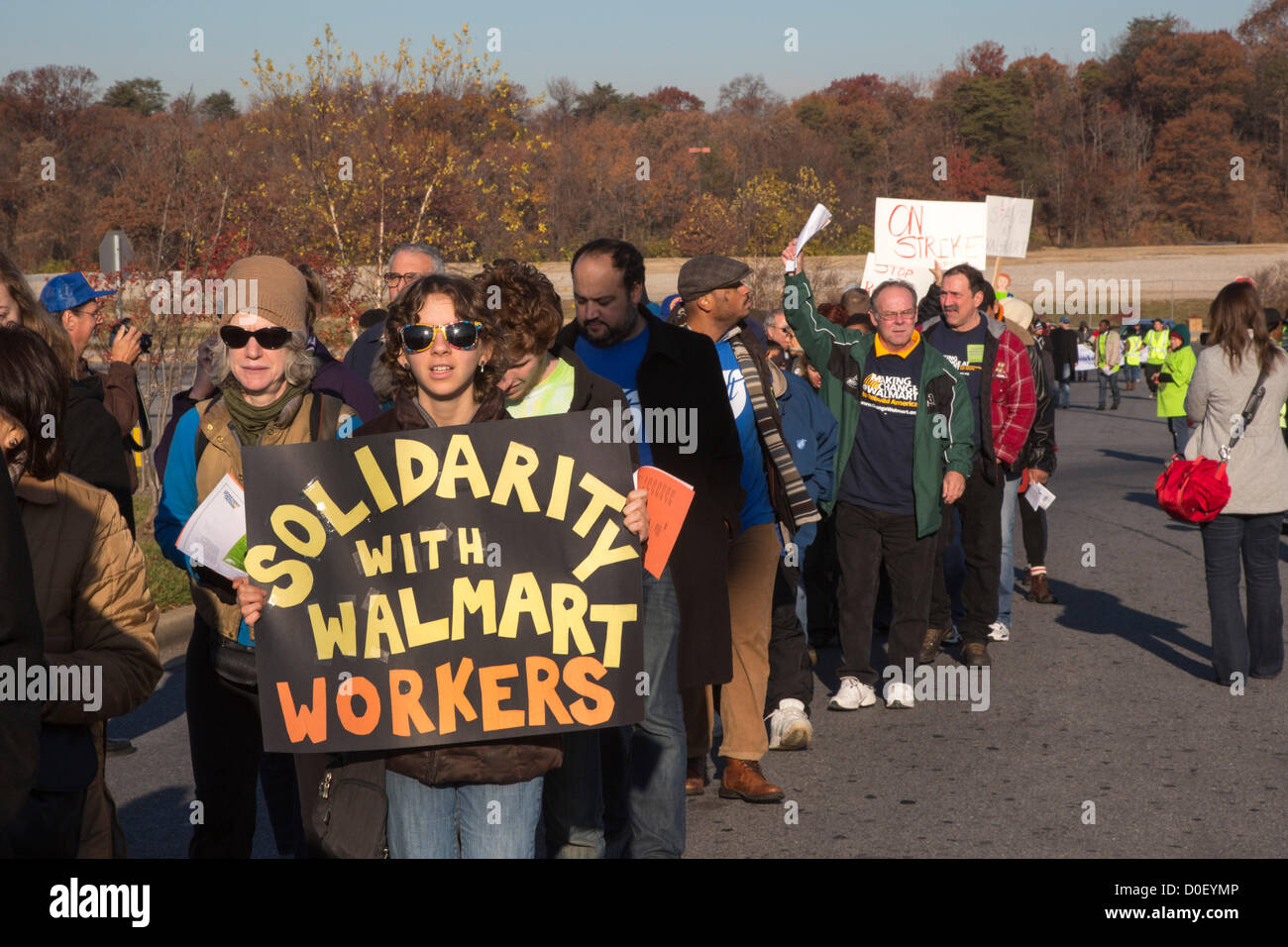 Hyattsville Maryland - Walmart Arbeiter, einige von ihnen in den Streik, Rallye mit Unterstützern außerhalb eines Unternehmens Geschäfte am schwarzen Freitag, fordern bessere Bezahlung, reguläre Arbeitszeit, bezahlbaren Gesundheitsversorgung und Respekt. Es war einer der vielen Kundgebungen in Walmart-Filialen organisiert von unserem Walmart, eine Gruppe der United Food and Commercial Workers Union angegliedert. USA. Stockfoto