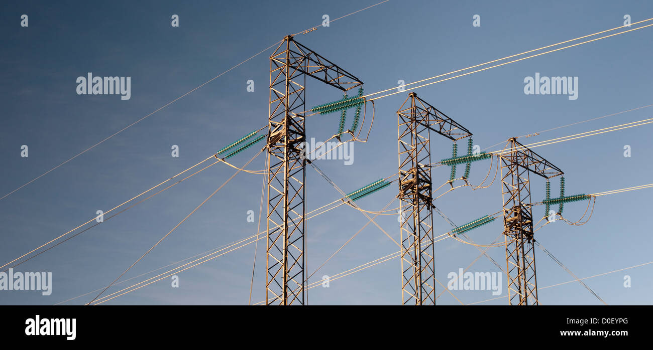 Drei Linie Machtstrukturen und blauer Himmel Stockfoto