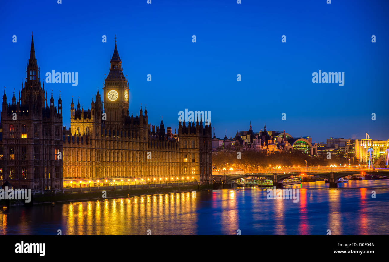 Britische Häuser des Parlaments bei Nacht Stockfoto