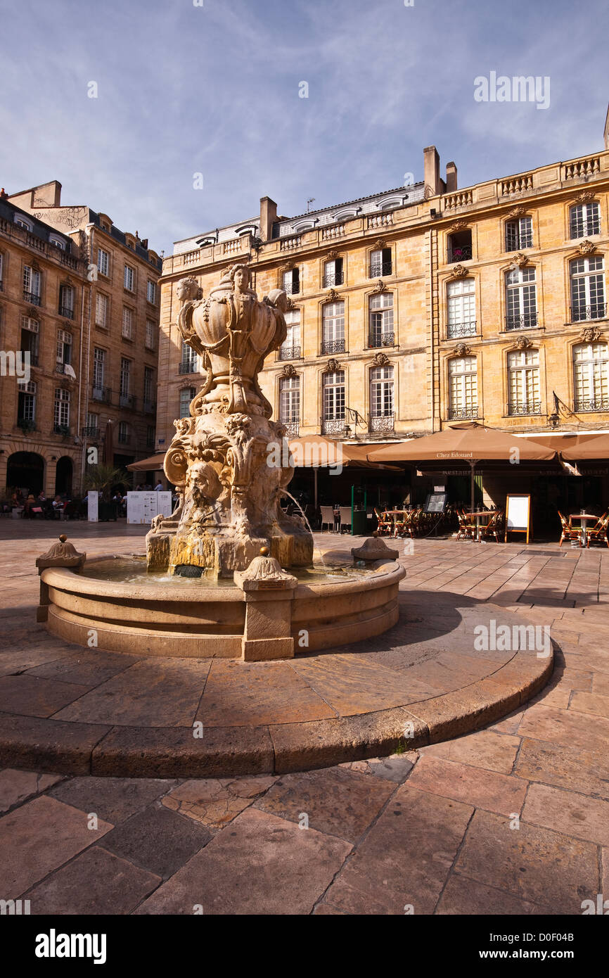 Der Neo-Rokoko-Brunnen in Place du Parlement, Bordeaux, Frankreich. Stockfoto