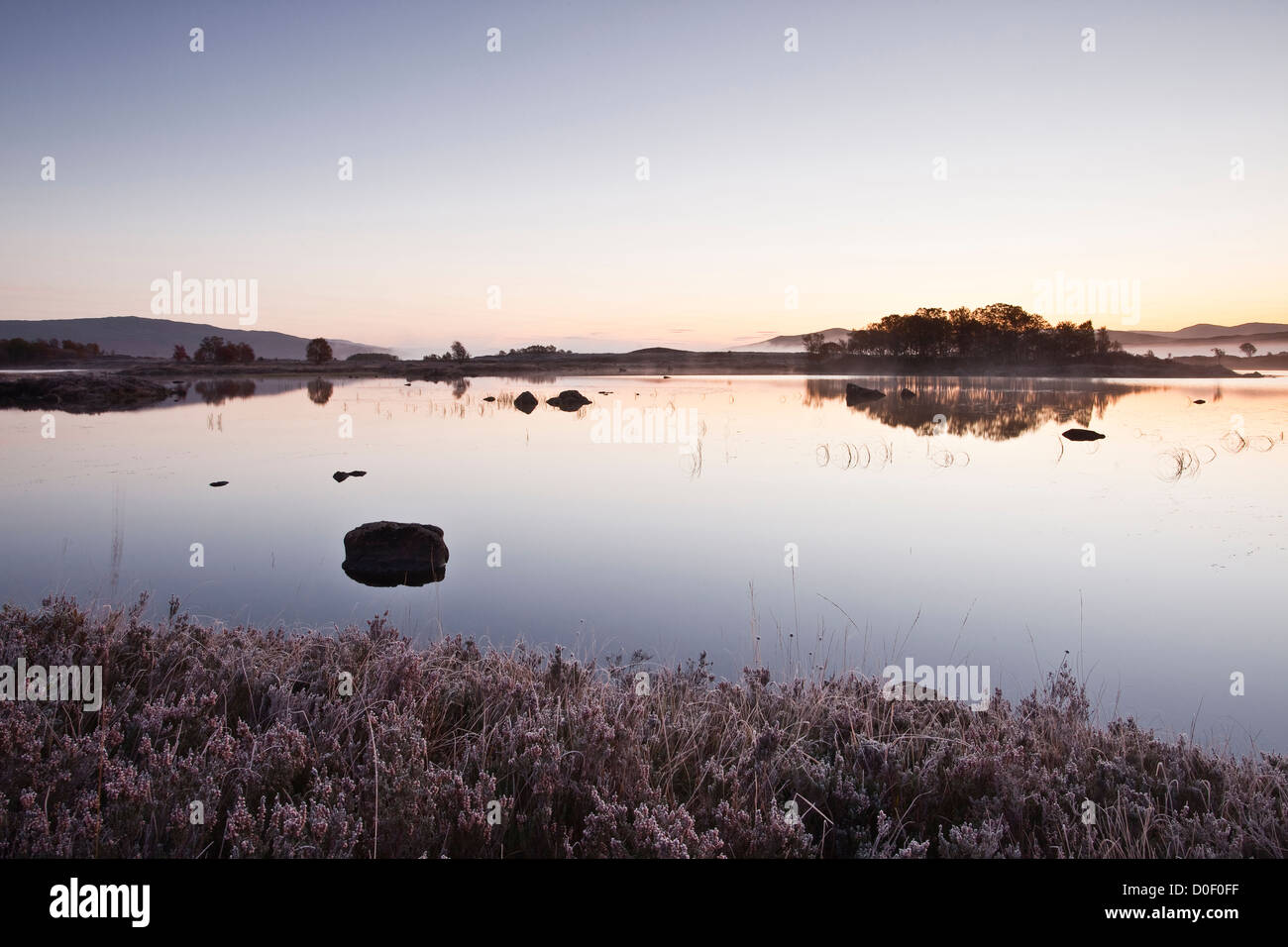 Ein frostiger Sonnenaufgang am Loch Ba auf Rannoch Moor in Schottland. Stockfoto