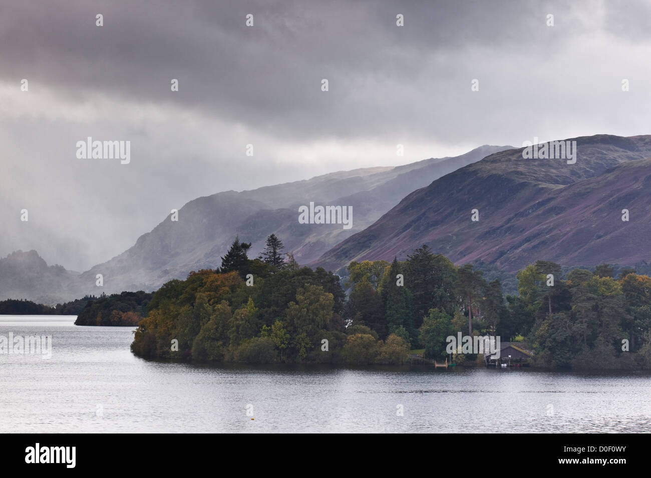 Starker Regenwolken über Derwentwater in der Nähe von Keswick. Stockfoto
