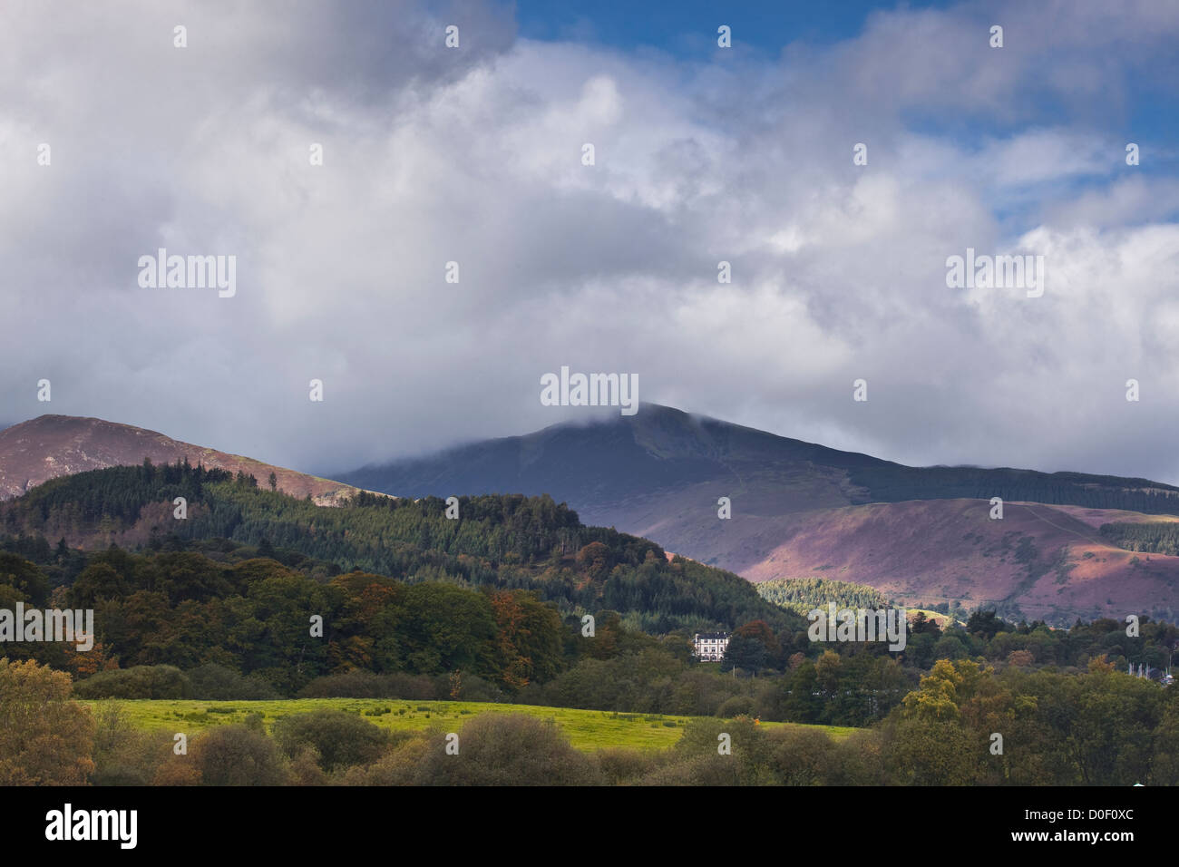 Regen und Wind weht durch den Lake District National Park in der Nähe von Keswick. Stockfoto