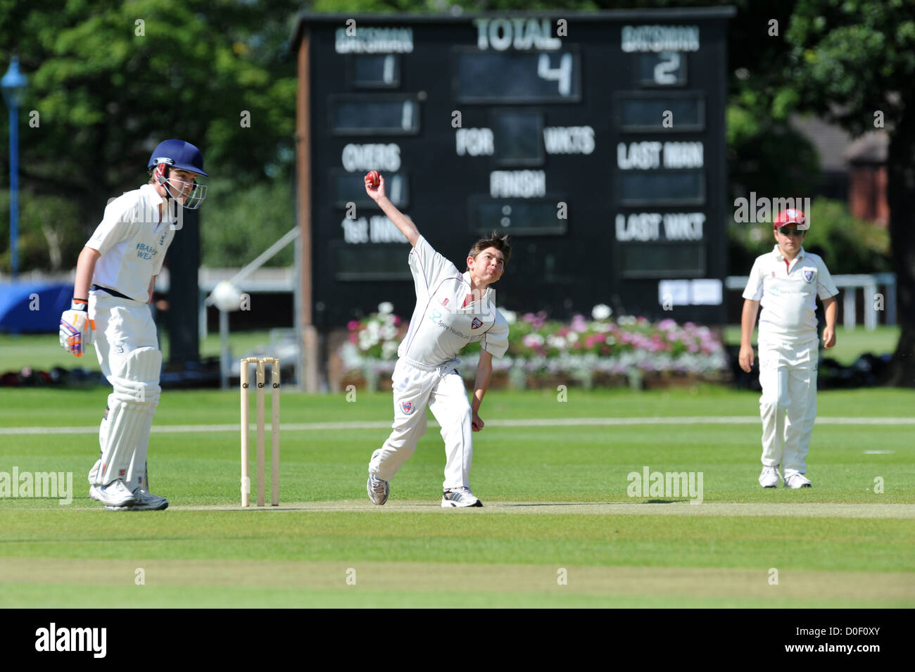 Boys spielen Cricket England UK. Cricket Spiel Spiel Großbritannien Sport Stockfoto