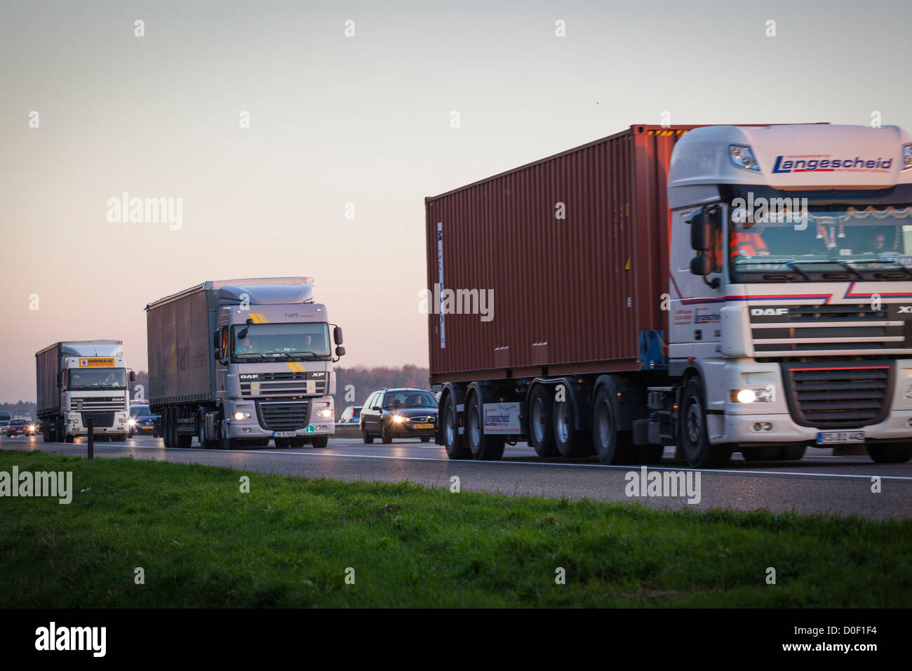 DAF-LKW an stark befahrenen Autobahn A67 am Main route von Rotterdam und Antwerpen nach Deutschland und weiter Stockfoto