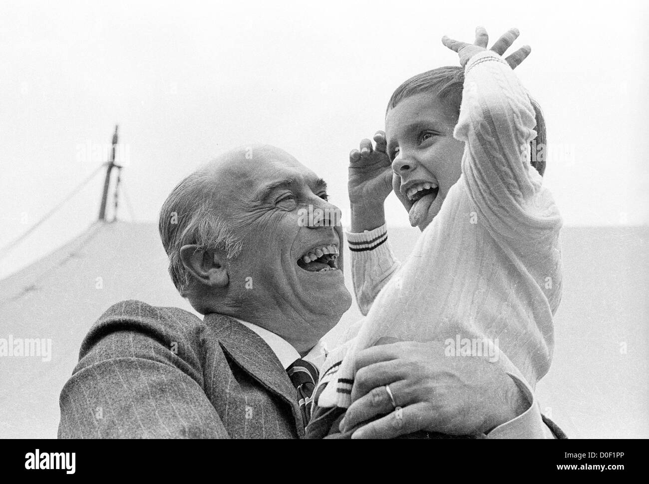 Der italienische Filmproduzent Carlo Ponti und sein Sohn Cipi im Bewdley Safari Park 1973. BILD VON DAVID BAGNALL Stockfoto