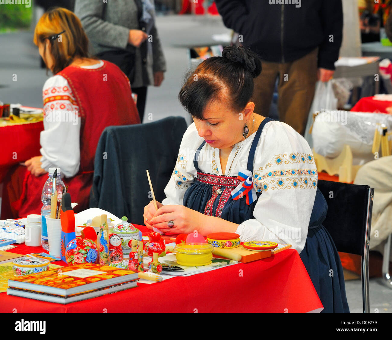 Eine Künstler aus Russland hand Malerei Babuschka Puppen bei der Arbeit an der 2012 Herbst Messe (Herbst-Warenmesse) in Basel Stockfoto