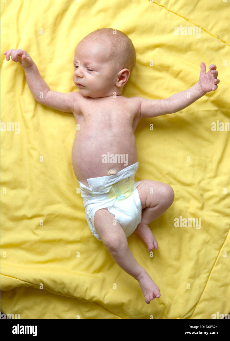 Anzeige des "Moro" Reflexes, ein erschrocken Aussehen mit ausgestreckten Händen einen Monat alt Neugeborenen Stockfoto