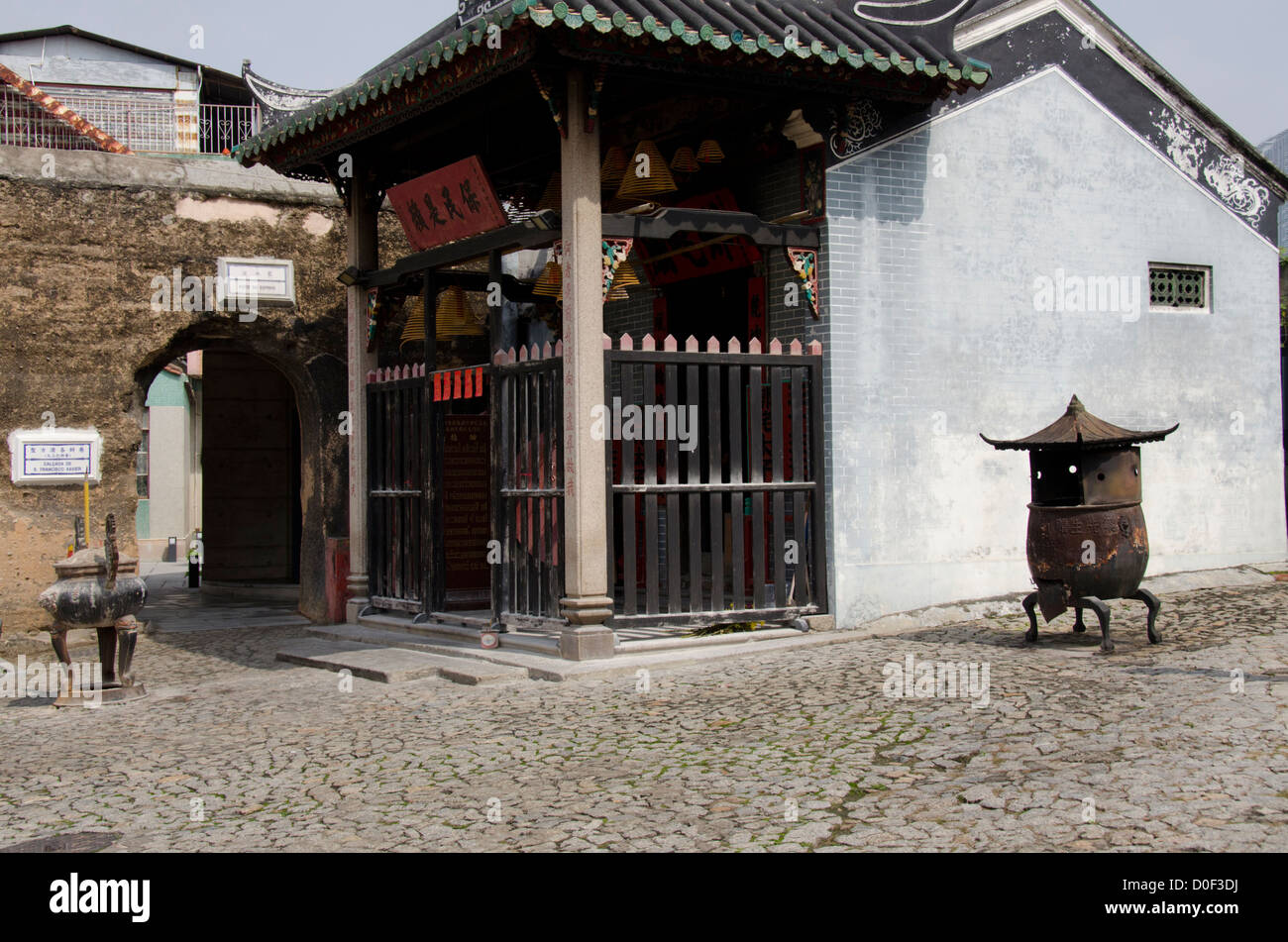 China, Macau. Das historische Zentrum von Macau, der UNESCO. Alte Stadtmauer mit Na Tcha Tempel, traditionelle chinesische Tempel, C. 1888. Stockfoto