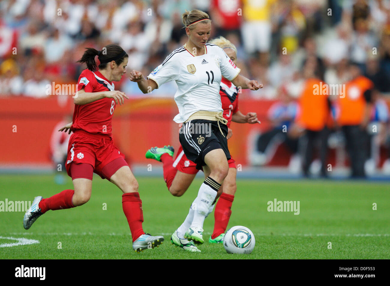 BERLIN - 26. JUNI: Alexandra Popp (11) greift am 26. Juni 2011 im Olympiastadion in Berlin gegen Kanada an. Nur redaktionelle Verwendung. Kein Pushing auf die Nutzung mobiler Geräte. Kommerzielle Nutzung verboten. (Foto: Jonathan Paul Larsen / Diadem Images) Stockfoto