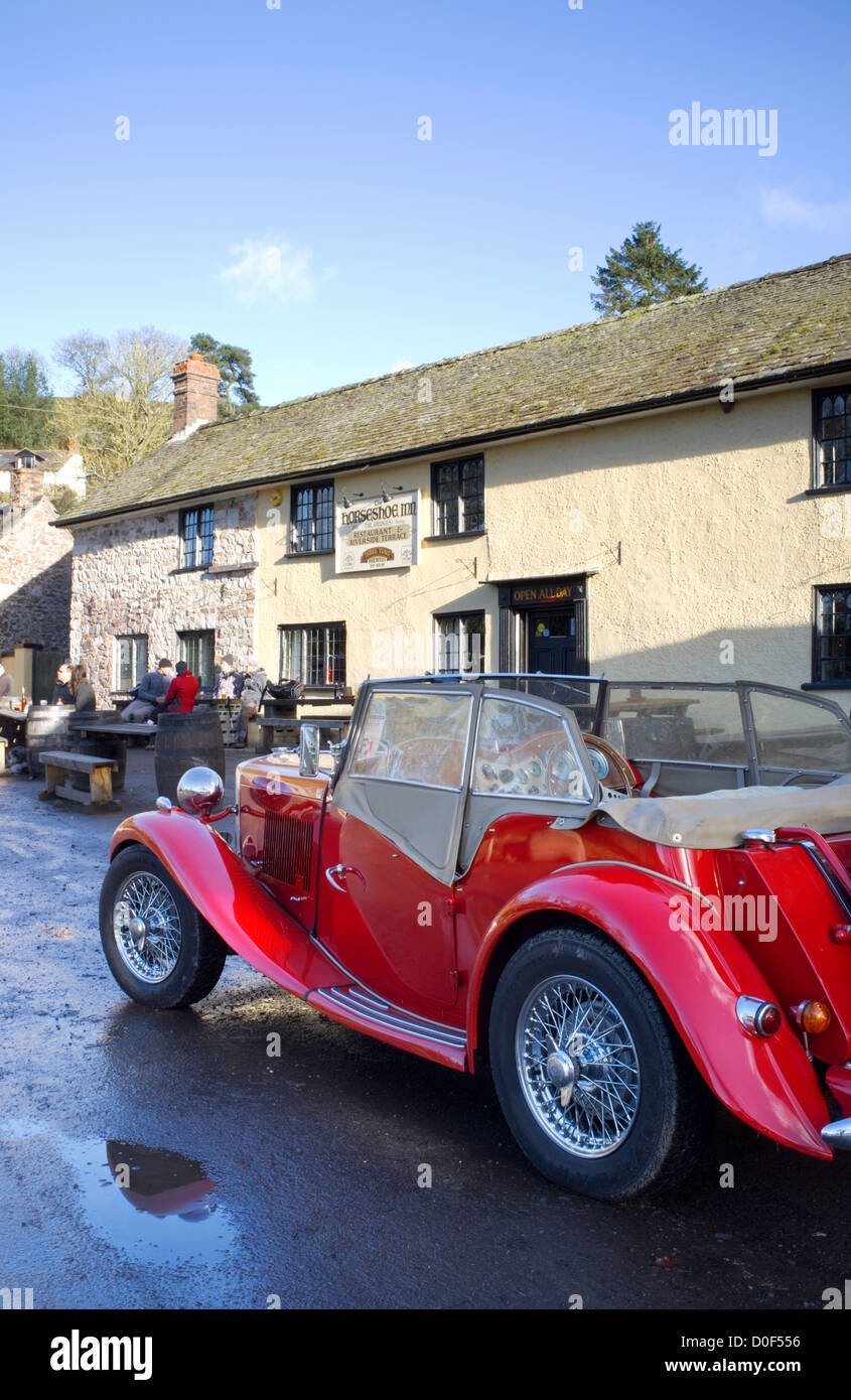 MG Sport Auto geparkt im Horseshoe Inn Brücken in der Nähe von Ratlinghope, Shropshire, England, UK Stockfoto