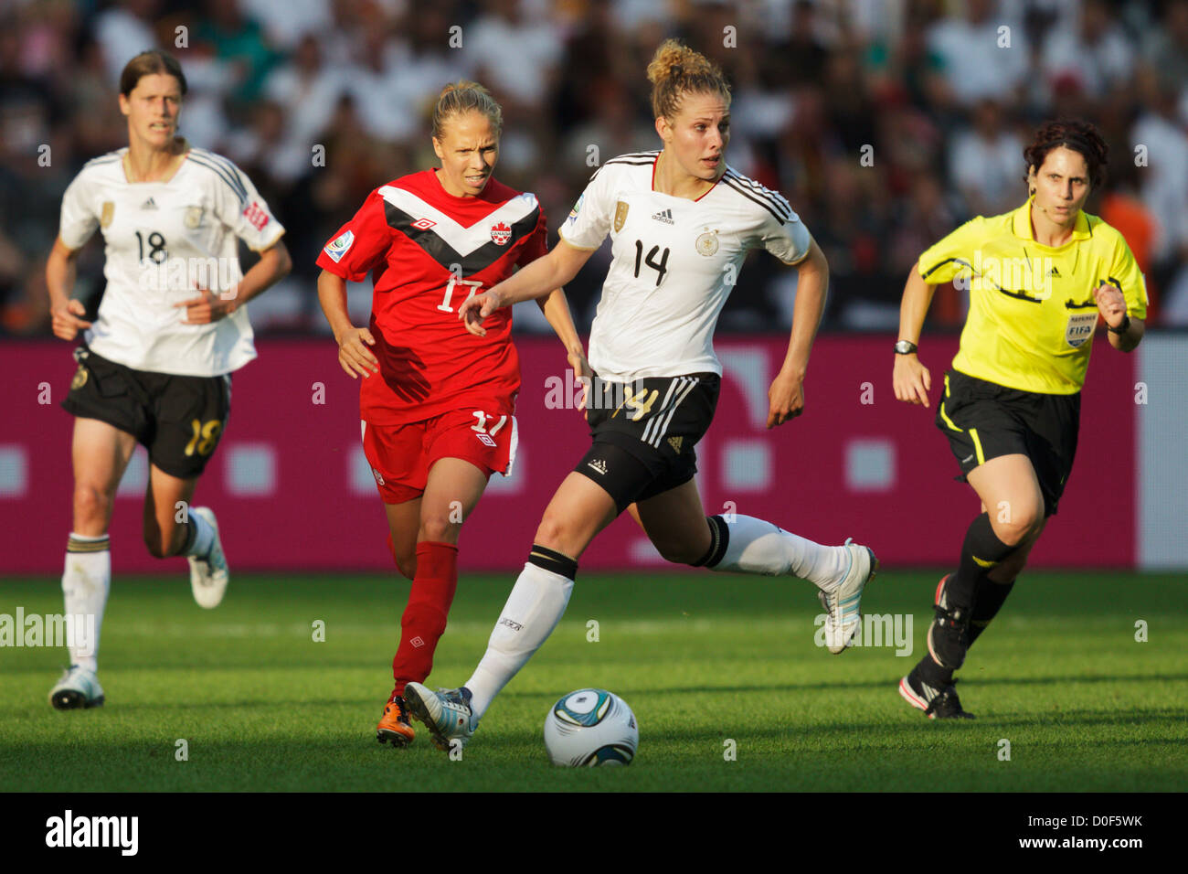 Kim Kulig Deutschlands (14) sucht Raum während das Eröffnungsspiel der FIFA Frauen WM-Fußball-Turnier gegen Canad Stockfoto