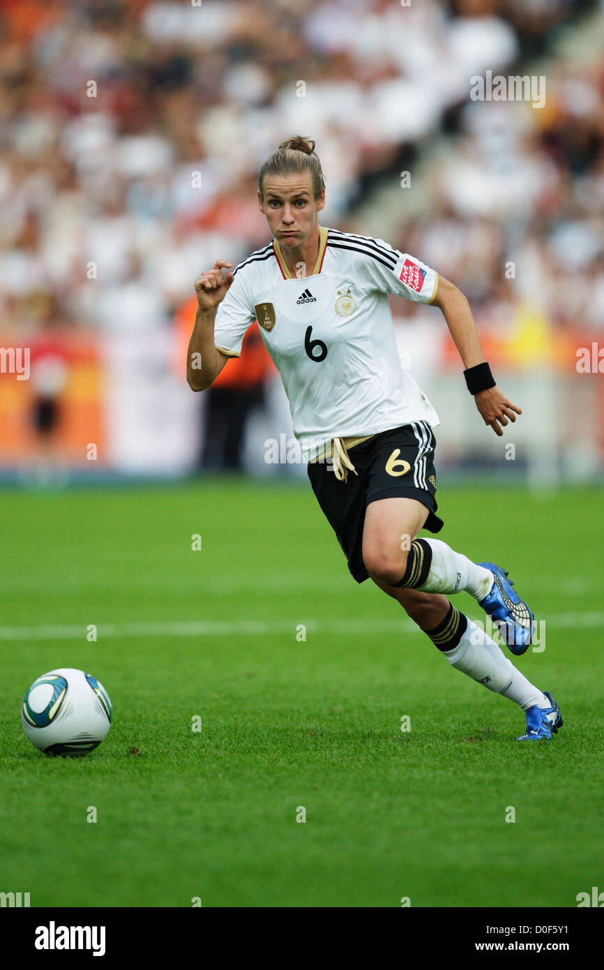 BERLIN - 26. JUNI: Simone Laudehr (11) greift am 26. Juni 2011 im Olympiastadion in Berlin gegen Kanada an. Nur redaktionelle Verwendung. Kommerzielle Nutzung verboten. (Foto: Jonathan Paul Larsen / Diadem Images) Stockfoto