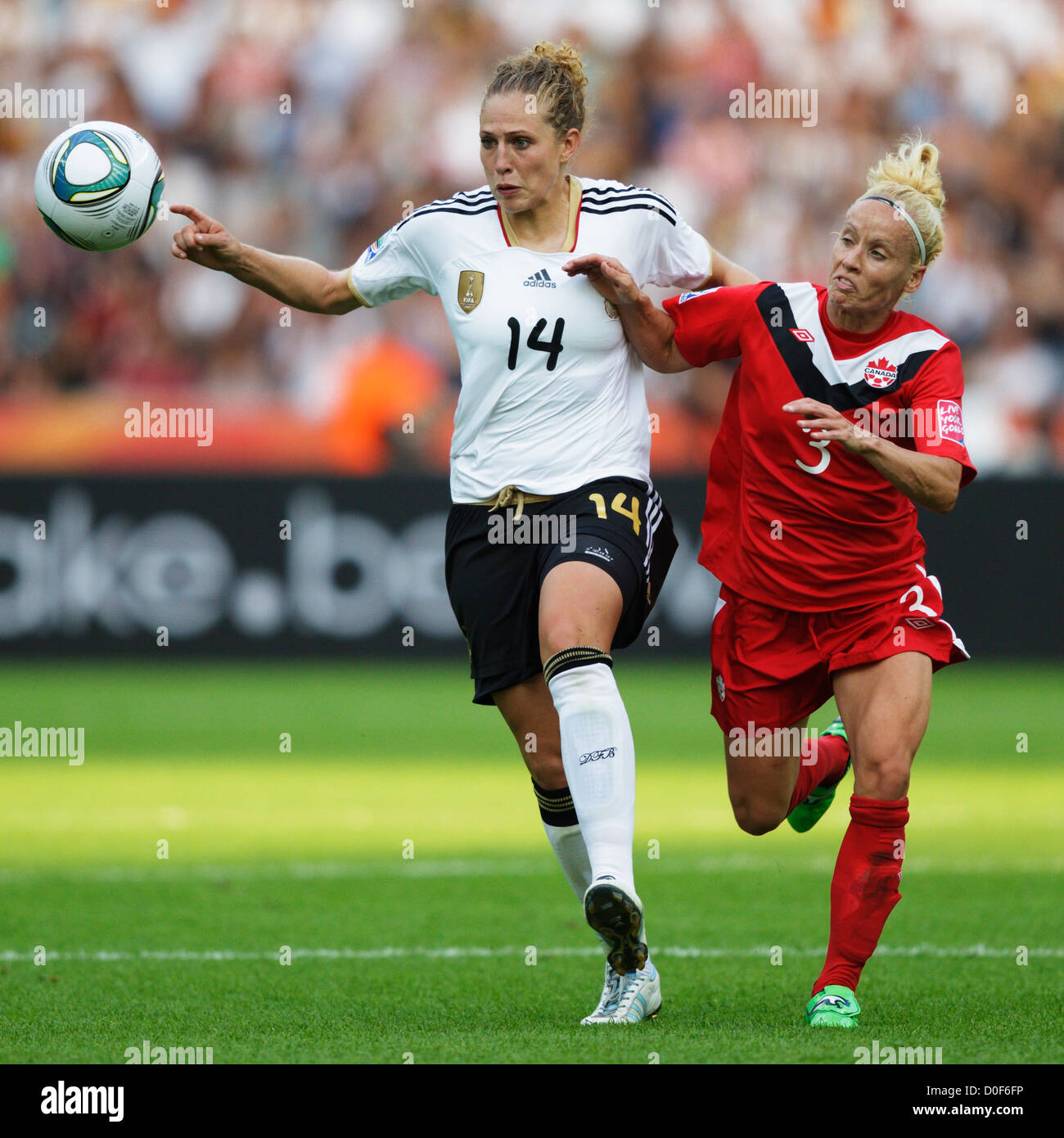 Kim Kulig von Deutschland (L) und Kelly Parker von Canada (R) jagen den Ball während das Eröffnungsspiel der FIFA Frauen WM. Stockfoto