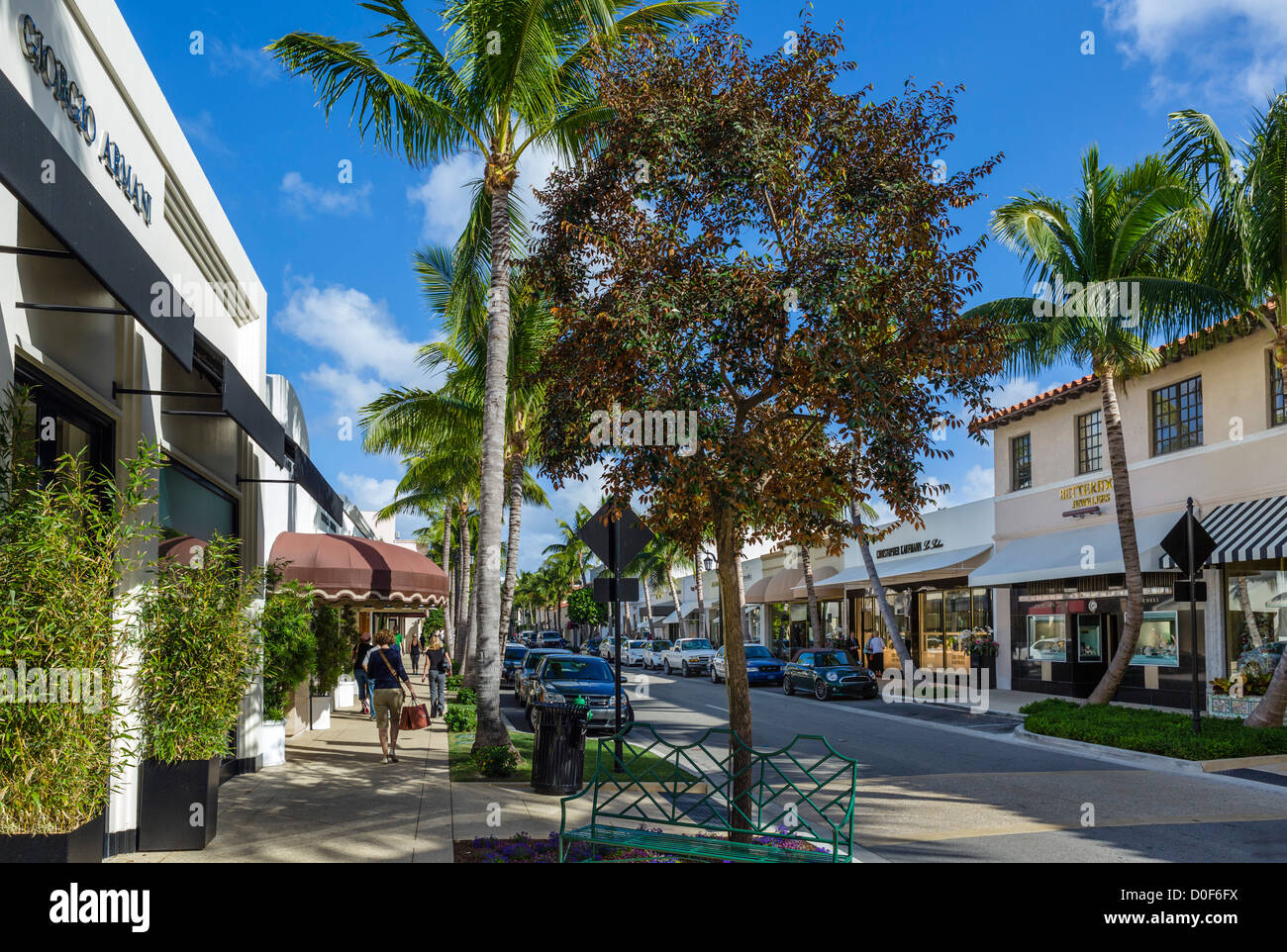 Geschäfte auf der Worth Avenue mit Giorgio Armani, der linken, Innenstadt von Palm Beach, Treasure Coast, Florida, USA Stockfoto