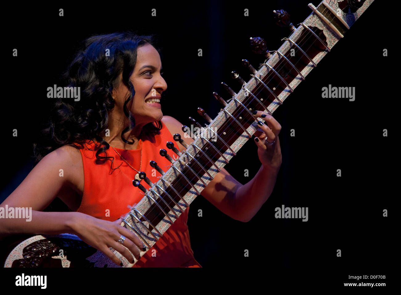 Anoushka Shankar (Best Artist Award) spielt Sitar bei den Songlines World Music Awards im Barbican, London, UK. Stockfoto