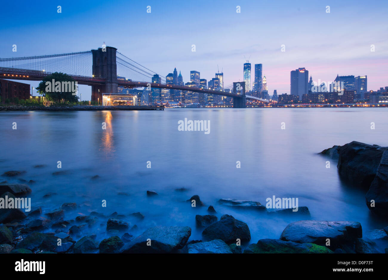 Brooklyn Bridge und Manhattan Skyline At Night Stockfoto