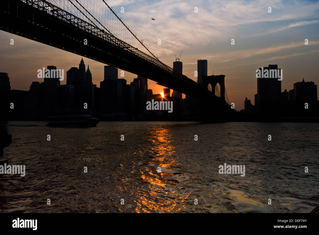 Brooklyn Bridge und Manhattan Skyline bei Sonnenuntergang Stockfoto