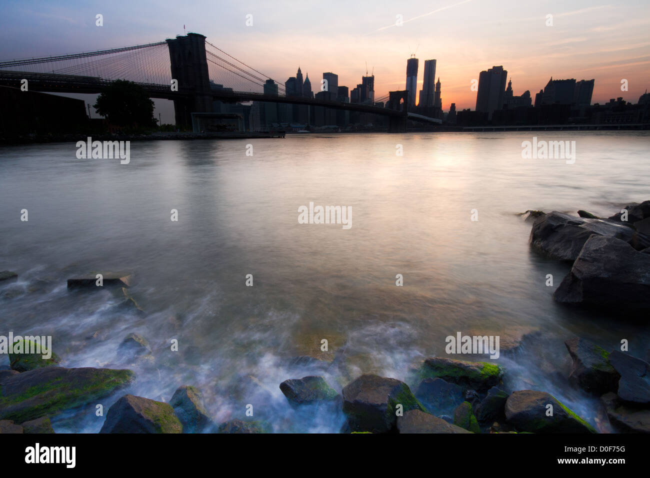 Brooklyn Bridge und Manhattan Skyline bei Sonnenuntergang Stockfoto