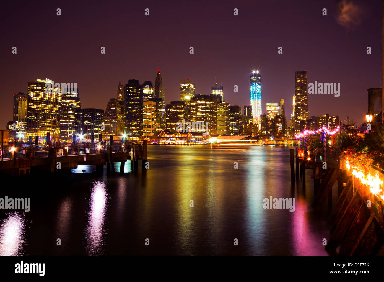 Skyline von Manhattan in der Nacht Stockfoto
