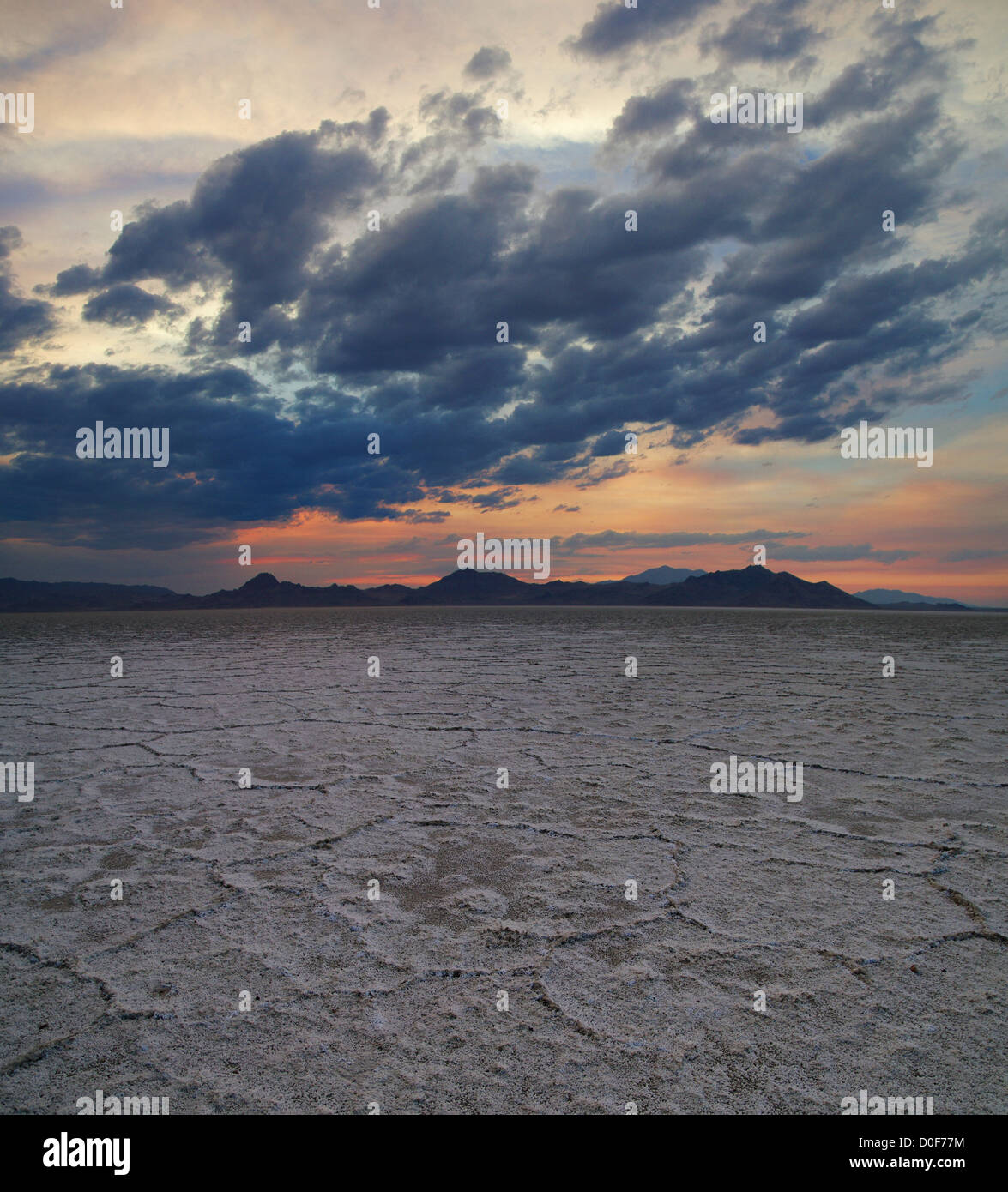 Bonneville Salt Flats in der Nähe von Sonnenuntergang mit dramatische Wolken Stockfoto