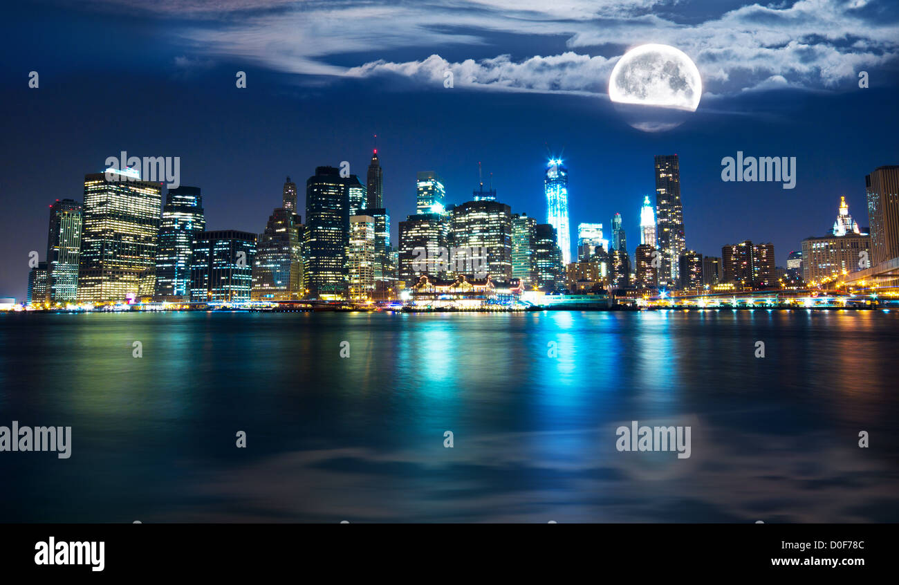 Skyline von Manhattan in der Nacht unter Vollmond. Stockfoto