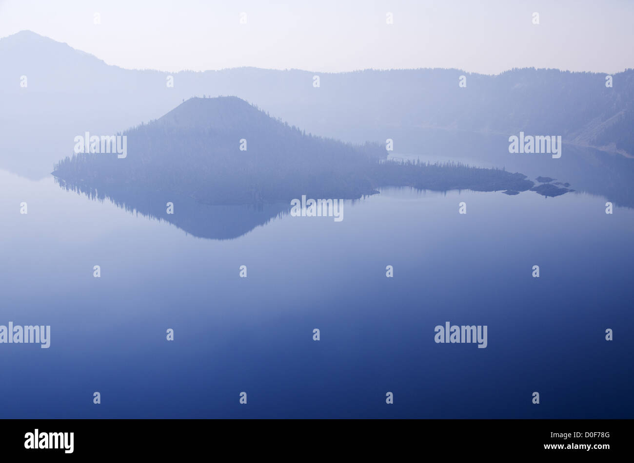 Wizard Island im Kratersee an einem trüben Tag mit Reflexionen und Textfreiraum Stockfoto