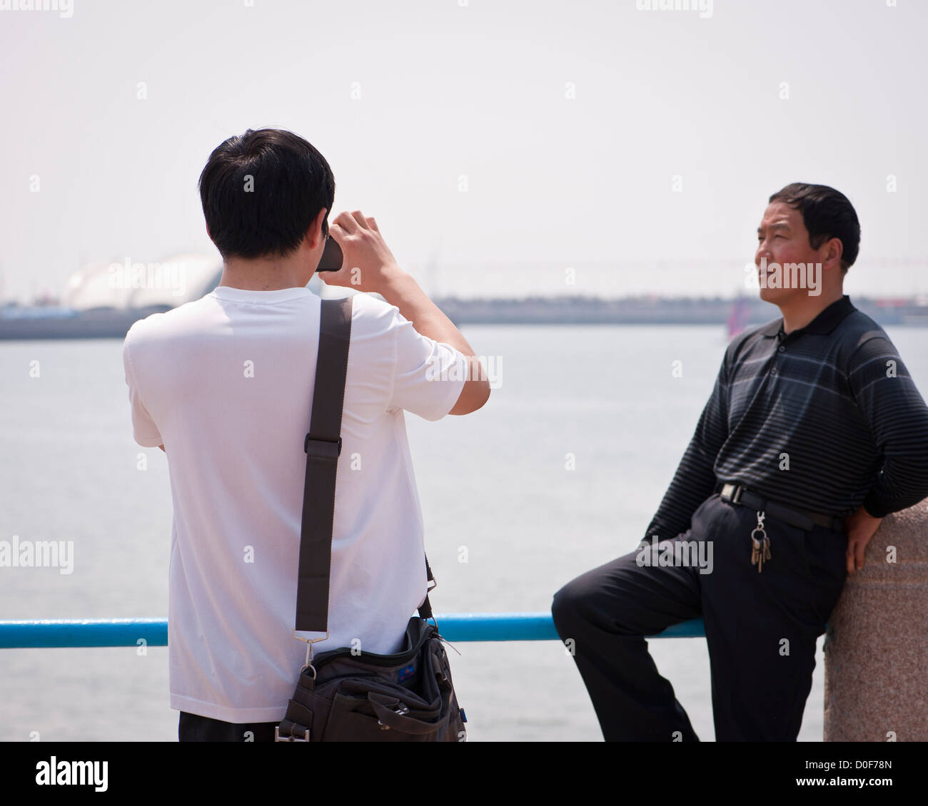 Menschen fotografieren am Meer in Qingdao, China Stockfoto