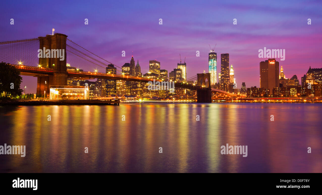 Brooklyn Bridge und Manhattan Skyline in der Abenddämmerung. Stockfoto