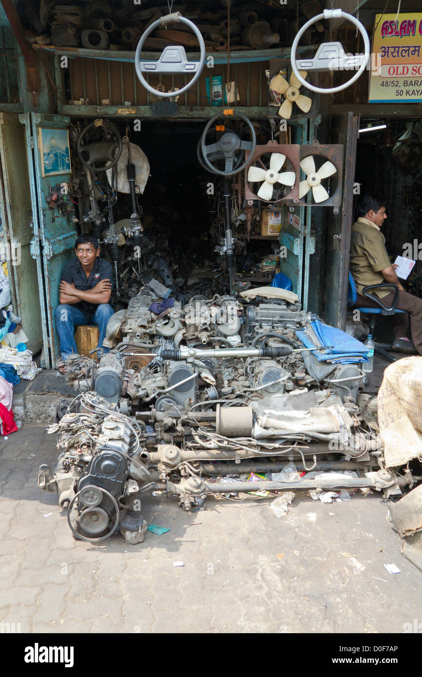 Typische Shop für Ersatzteile auf dem Chor Bazaar in Mumbai, Indien Stockfoto