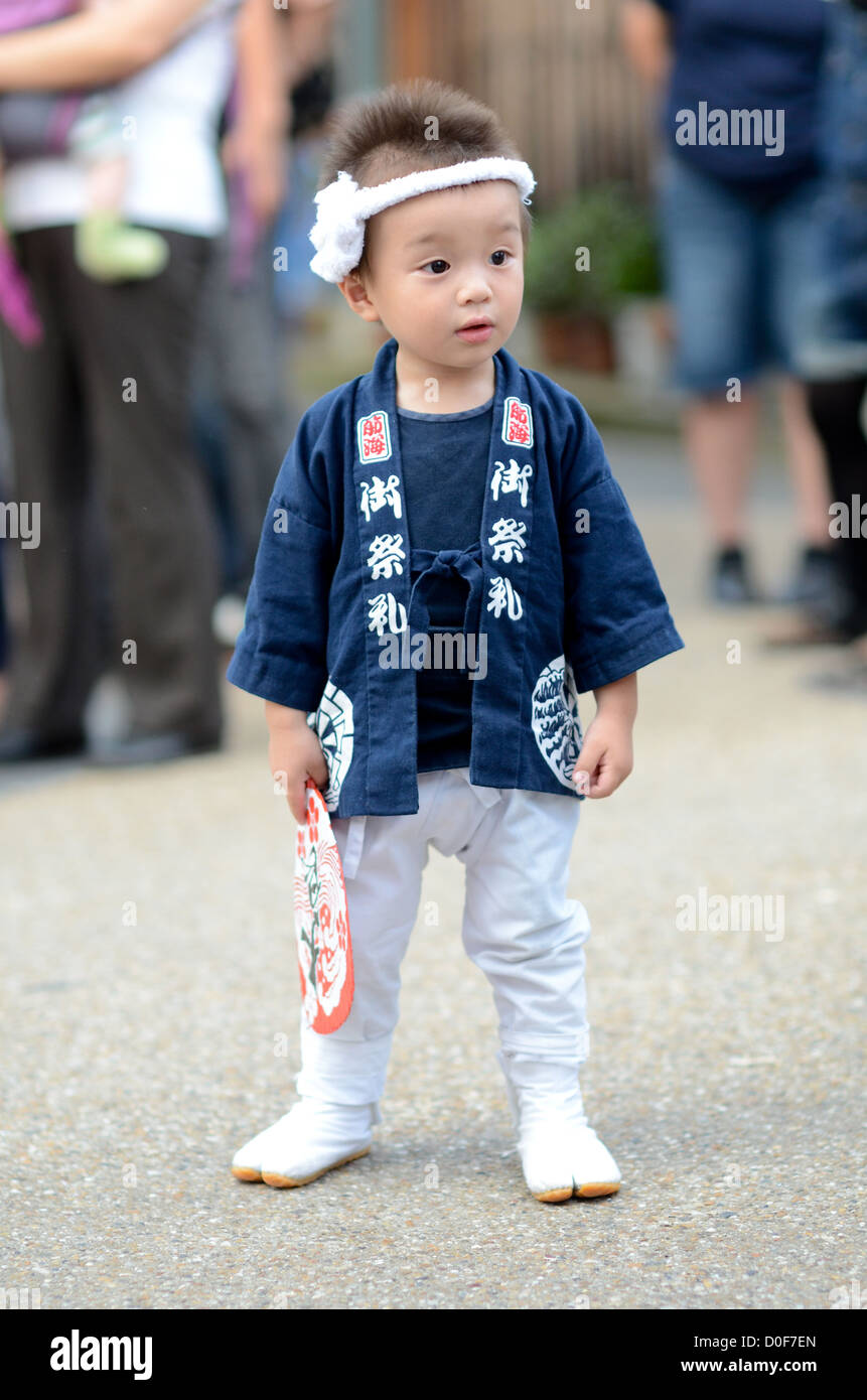 Ein kleiner Junge amüsiert sich auf dem Kishiwada Danjiri-Festival in Osaka, Japan. Stockfoto