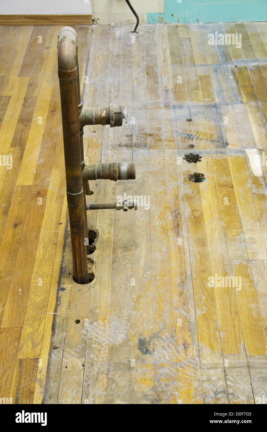 Wasserleitungen aus dem Boden während einer Küche umgestalten ausgesetzt Stockfoto