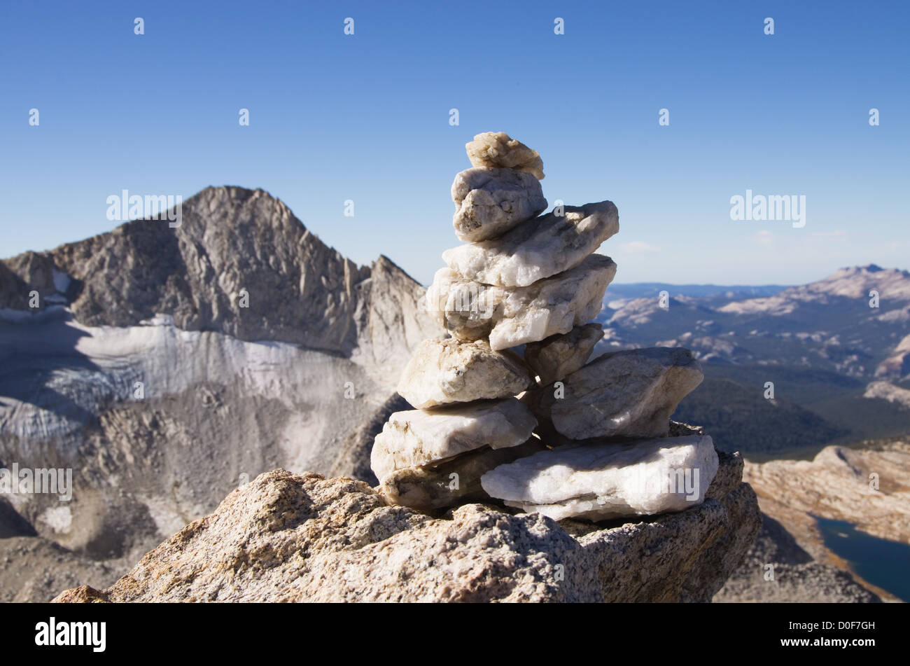 Quarz-Gipfel Cairn auf der Oberseite North Mountain mit Mount Conness im Hintergrund Stockfoto