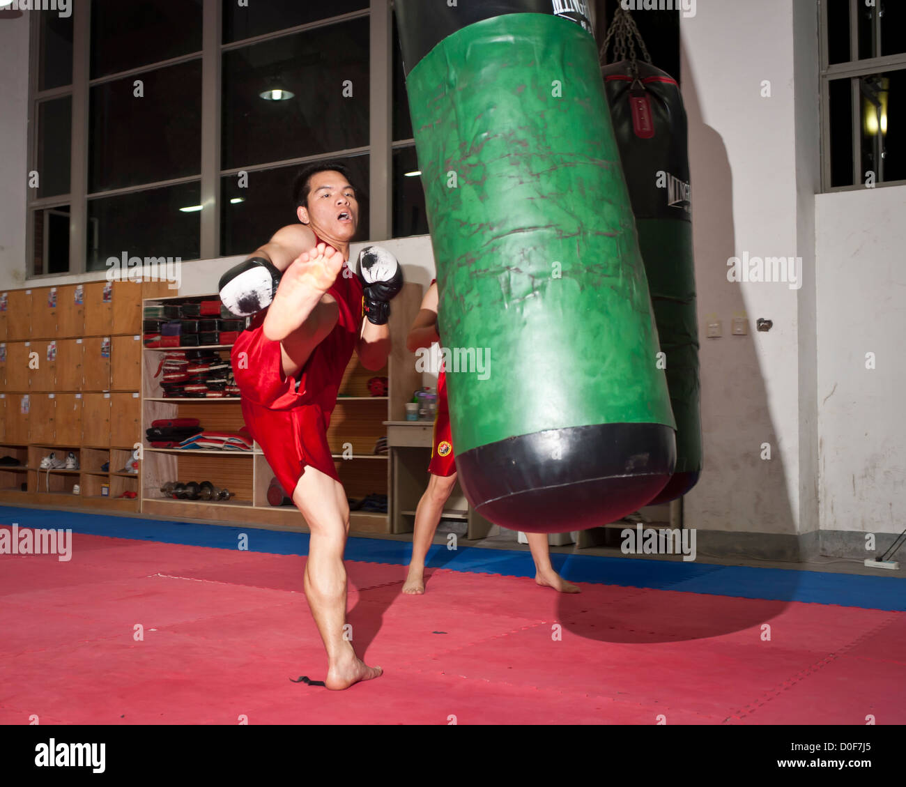 Chinesische Männer üben Kung-Fu Kickboxen, Zhejiang, China Stockfoto