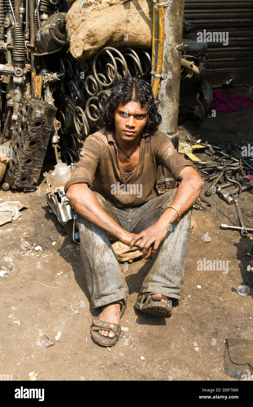 Handwerker, die sitzen auf dem Boden-n Chor Bazaar in Mumbai, Indien Stockfoto