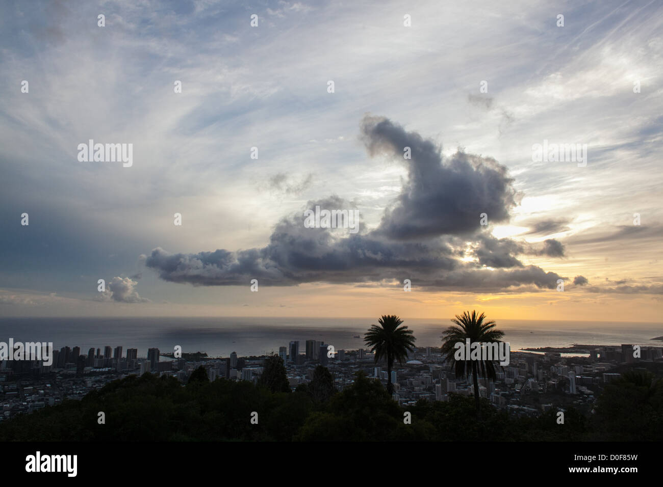 Epische Wolke über der Skyline von Honolulu, Hawaii Stockfoto