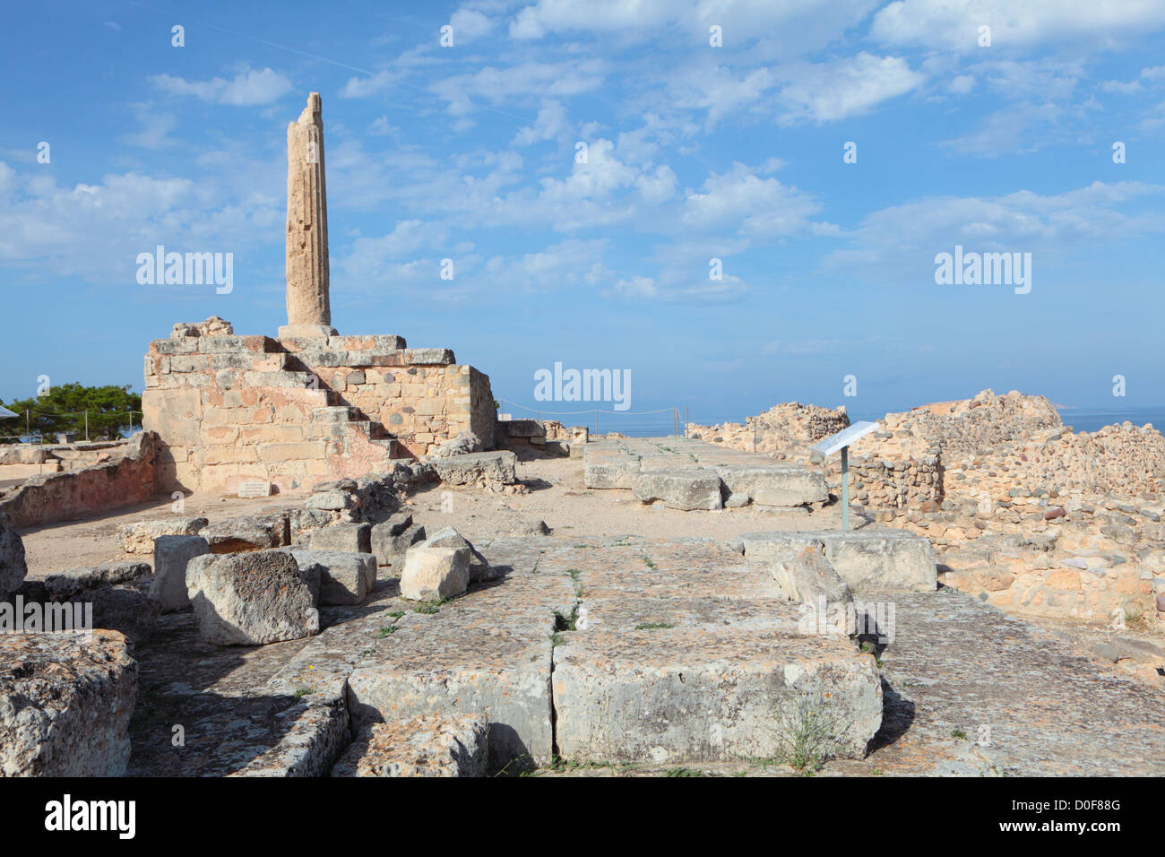 Der aus einer alten Spalte Stillstand im 6. Jahrhundert v. Chr. Tempel an den Sonnengott Apollo auf Ägina südlich von Athen, Griechenland Stockfoto