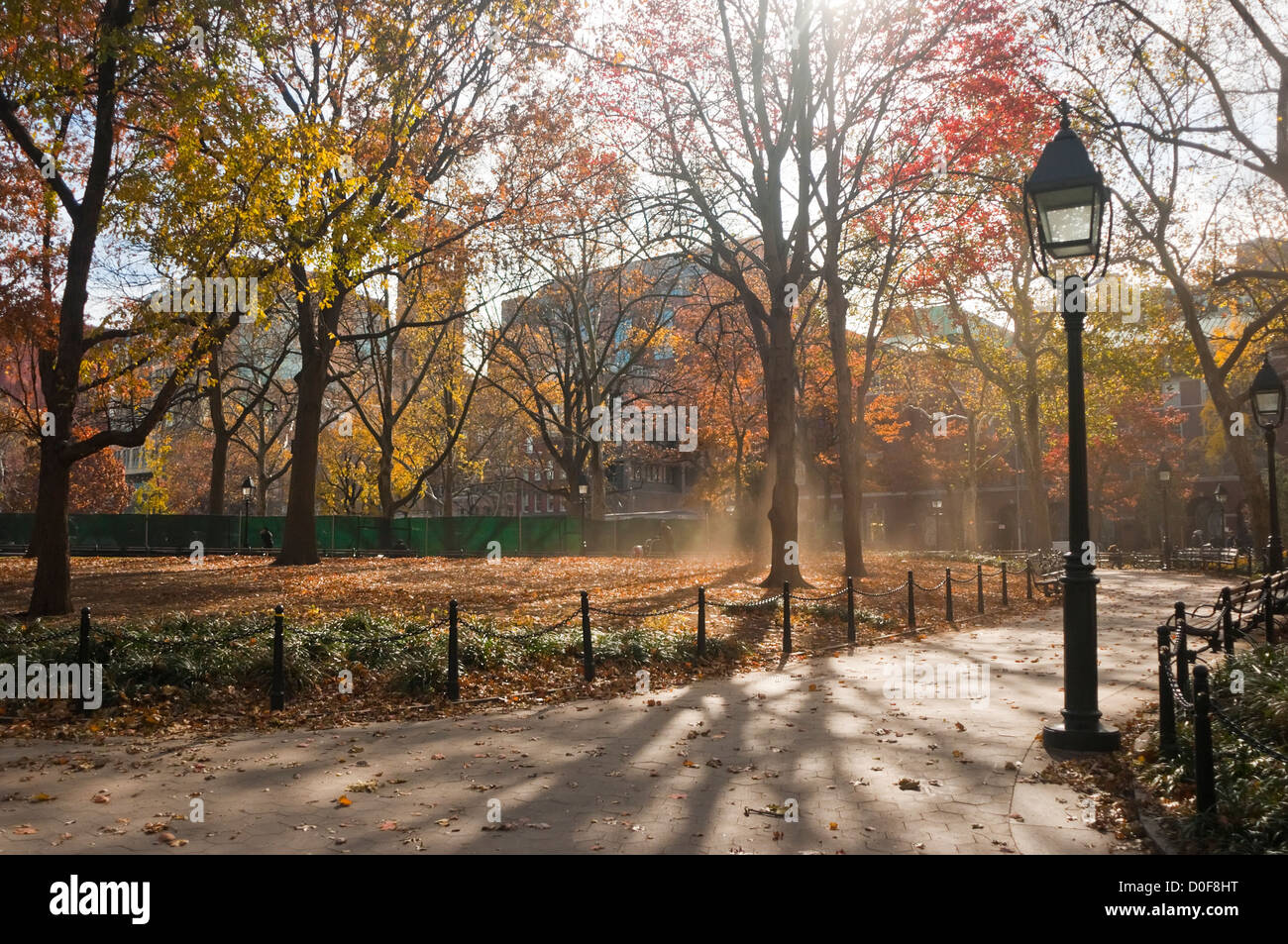 Parks arbeiten Clearing verlässt im Washington Square Park Stockfoto