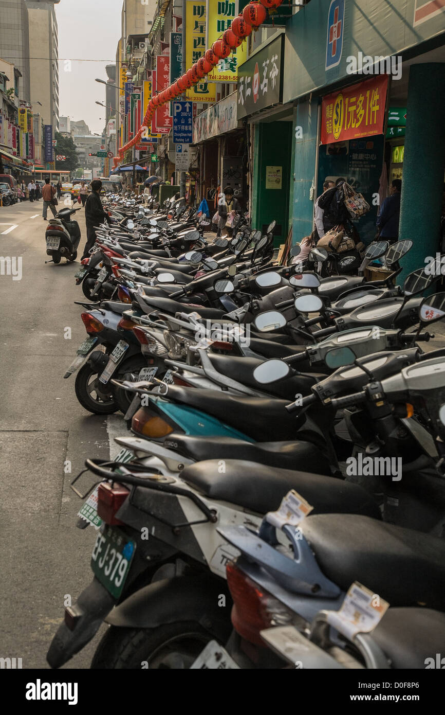 Eine massive Reihe von Roller und Mopeds in Taiwan Stockfoto