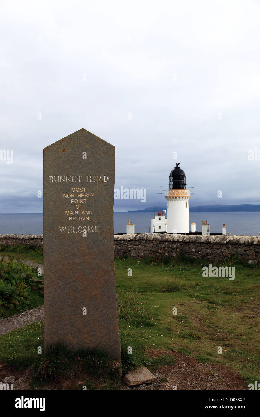 Dunnet Head Leuchtturm und Stein Marker, Dunnet, Scotland UK Stockfoto