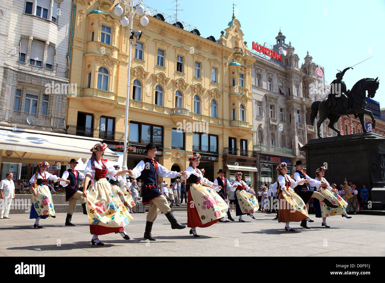 Polnischen Volkstanz am Ban Jelacic Platz, Zagreb, Kroatien Stockfoto