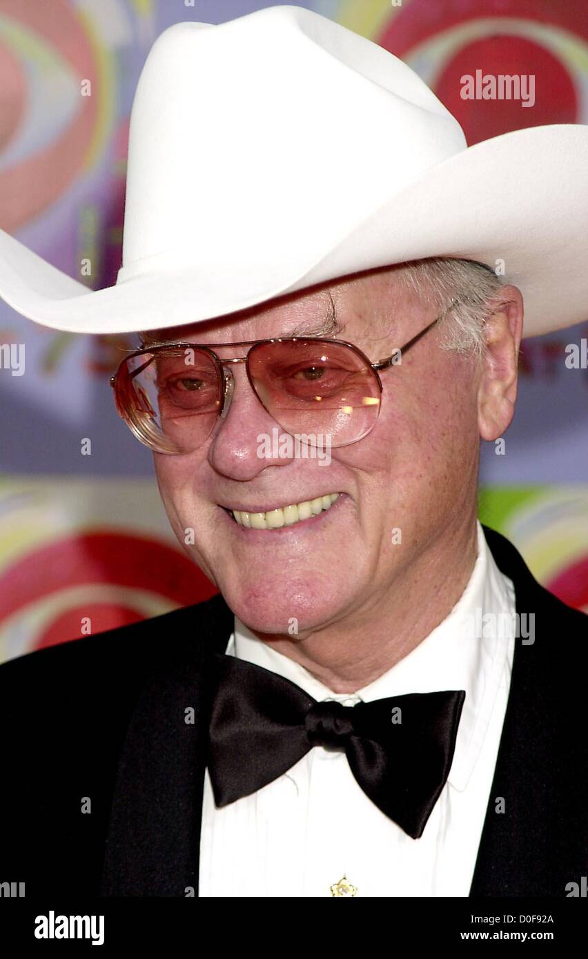 23. November 2012 - Schauspieler, Autor und Produzent Larry Hagman, der einer amerikanischen TV-höchste Bösewichte in die hinterhältigen, amoralischen Ölmann j.r. Ewing "Dallas" schuf, ist gestorben, er war 81. Hagman starb in einem Dallas-Krankenhaus an den Folgen von seinem Kampf mit Kehlkopfkrebs, zitiert eine Aussage von seiner Familie. Er litt an Leberkrebs und Leberzirrhose in den 1990er Jahren nach Jahrzehnten des Trinkens. Bild: 2. November 2003 - New York, New York, USA - Larry Hagman bei 'CBS bei 75' Veranstaltung im Hammerstein Ballroom. (Kredit-Bild: © John Krondes/Globe Photos/ZUMAPRESS.com) Stockfoto