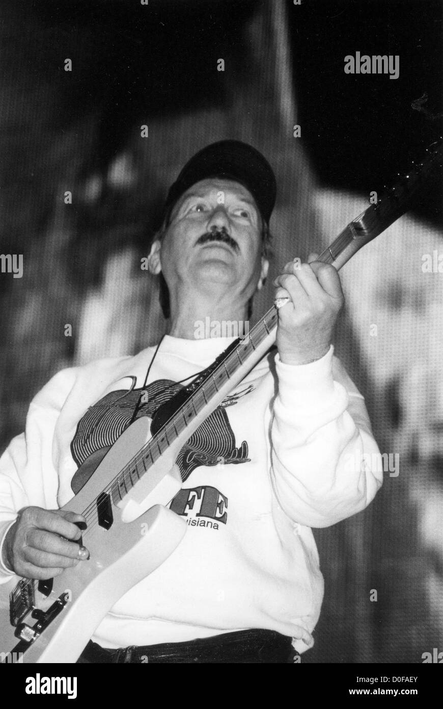 JAMES BURTON U.S. Gitarrist in der Londoner Docklands Arena 17. März 2001 für "Elvis The Concert". Foto Mark Mawston Stockfoto