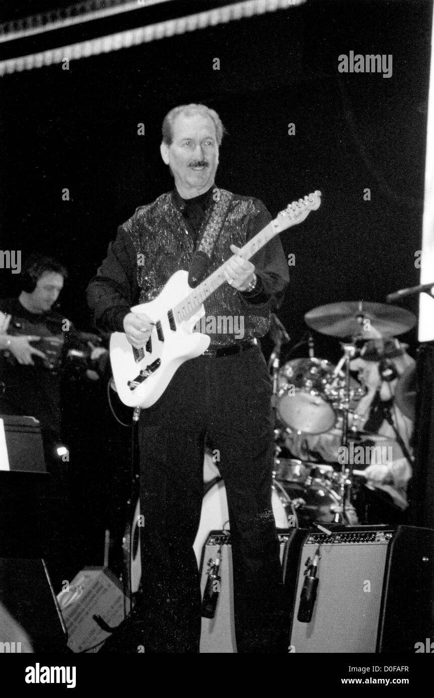 JAMES BURTON U.S. Gitarrist in der Londoner Docklands Arena 17. März 2001 für "Elvis The Concert". Foto Mark Mawston Stockfoto