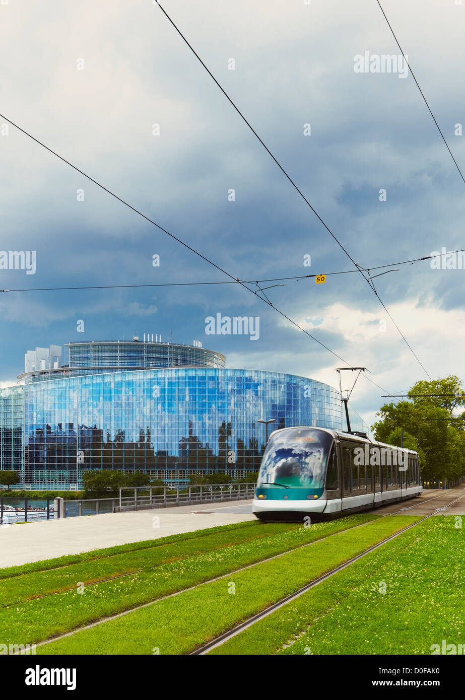 Straßenbahn, vorbei an der Europäischen Parlaments Sitz, Louise-Weiss-Gebäude, Straßburg, Elsass, Frankreich Stockfoto