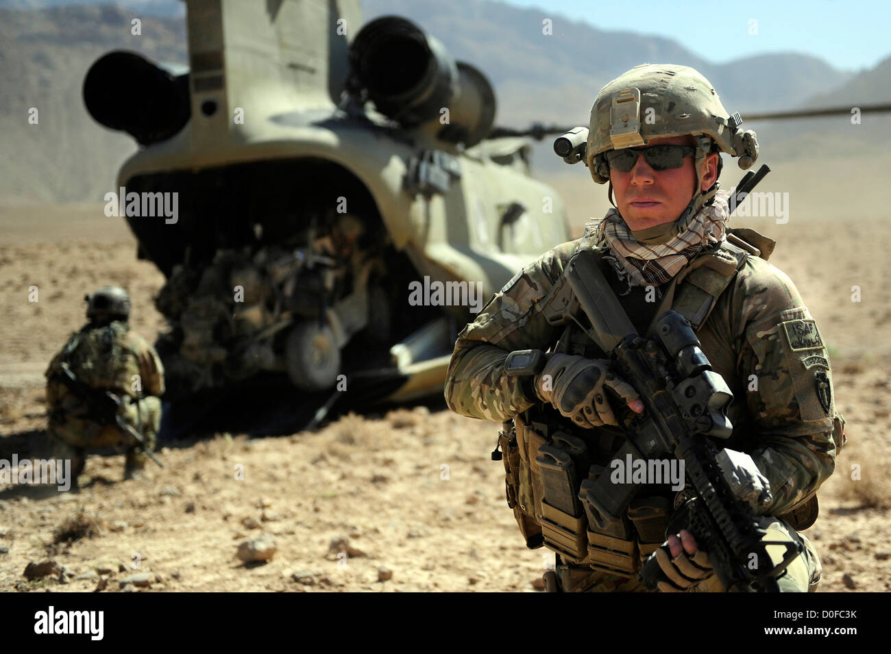 Soldat der US Army sichert die Landezone, wie sein Team einen taktischen in der Ladebucht des CH-47 Chinook Hubschrauber 26. September 2012 im Pur Chaman District, Provinz Farah, Afghanistan Fahrzeugbelastung. Die Mission ist die erste Zeit-Koalition, die Kräfte zum Bezirk Pur Chaman in mehr als einem Jahr gewesen. Stockfoto