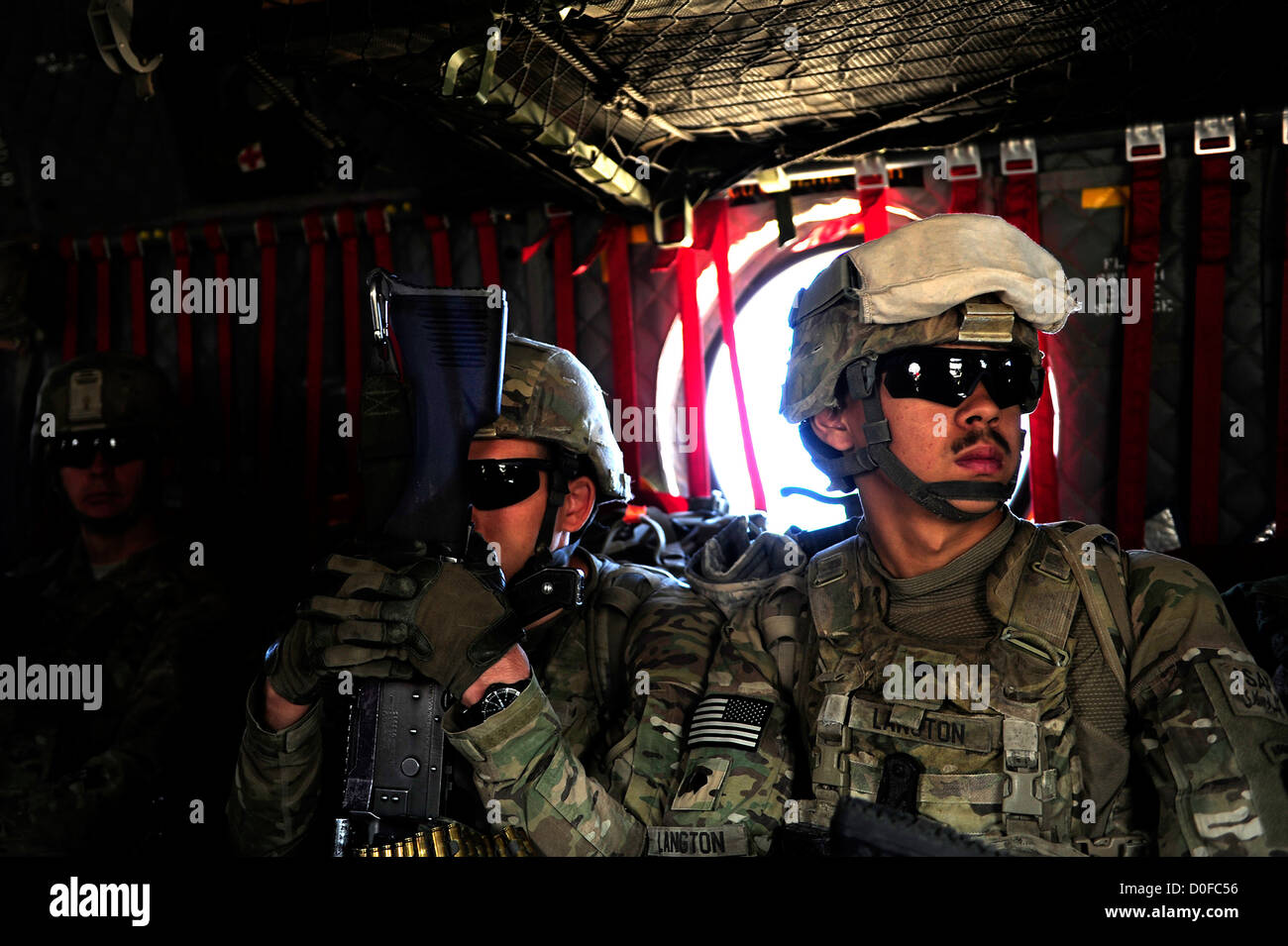 US-Armeesoldaten Reiten in einer CH-47 Chinook-Hubschrauber während einer Mission 26. September 2012 Pur Chaman District, Provinz Farah, Afghanistan. Die Mission ist die erste Zeit-Koalition, die Kräfte zum Bezirk Pur Chaman in mehr als einem Jahr gewesen. Stockfoto